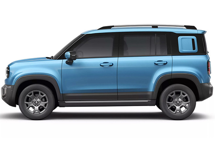 Bên trong, Baojun Yep Plus có buồng lái kỹ thuật số hiện đại với màn hình kép 10,2 inch và hệ thống hỗ trợ người lái tiên tiến (ADAS) do không ai khác ngoài nhà sản xuất máy bay không người lái DJI phát triển. Việc bổ sung thêm một bộ cửa và cabin bốn chỗ ngồi rộng rãi hơn khiến Yep Plus thực tế hơn đáng kể so với người anh em nhỏ hơn của nó, mở rộng sức hấp dẫn của nó đối với nhiều đối tượng người mua hơn.