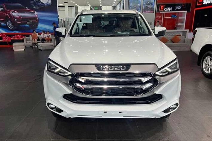 Sự "kén khách" giữa bối cảnh sức mua yếu khiến các đơn vị bán hàng phải gia tăng kích cầu tiêu dùng với nhiều hình thức khác nhau. Trong tháng 11 này, một số đại lý tại khu vực Hà Nội đang chào bán Isuzu mu-X giảm giá 184,6 triệu đồng dành cho phiên bản B7 và 199 triệu đồng đối với bản B7 Plus (đã gồm chính sách hỗ trợ 50% lệ phí trước bạ từ hãng).