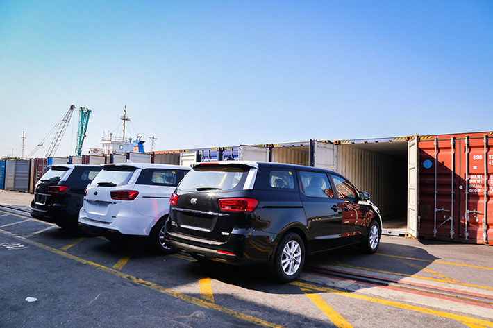 Xe du lịch Kia Grand Carnival xuất khẩu (tên tại thị trường Việt Nam là Kia Sedona) có thiết kế độc đáo, tinh tế, phù hợp thị hiếu người dùng ở Thái Lan, cùng các tính năng hiện đại, tiện nghi, không gian nội thất rộng rãi với 11 chỗ ngồi và tay lái bên phải theo luật giao thông Thái Lan. Với khả năng vận hành vượt trội mang đến cảm giác lái thú vị, hào hứng, Kia Grand Carnival đáp ứng đa dạng nhu cầu sử dụng của khách hàng.