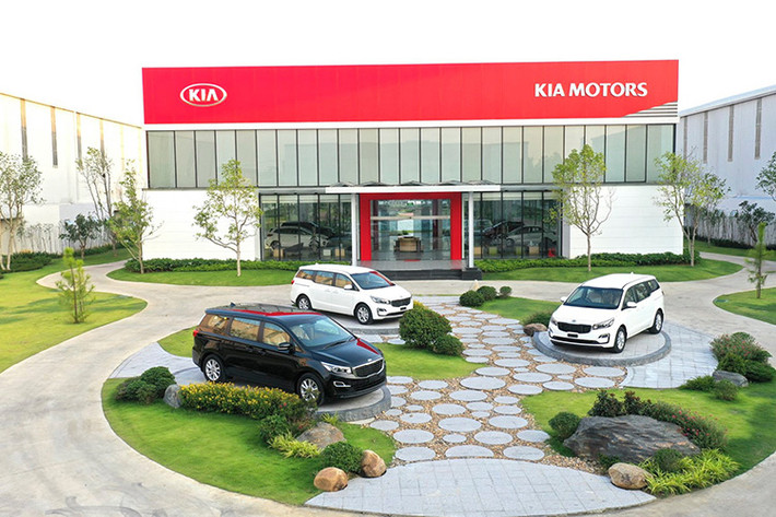 Kia Grand Carnival mới phiên bản máy dầu 2.2L được sản xuất tại Nhà máy Thaco Kia ở Khu công nghiệp Chu Lai - Quảng Nam đã chính thức lên đường sang Thái Lan. Đây là lô xe du lịch đầu tiên của Thaco xuất khẩu sang thị trường này, mở đầu cho việc thực hiện mục tiêu năm 2020 của THACO là xuất khẩu hơn 1.600 xe các loại với tổng giá trị đạt trên 50 triệu USD.
