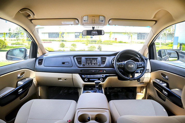 Kia Grand Carnival máy dầu mới được sản xuất tại nhà máy Thaco Kia có các linh kiện nội địa hóa trong nước và khu vực ASEAN như mâm, bình điện, lốp, loa, còi xe… Quy trình sản xuất mỗi chiếc xe đều phải trải qua các công đoạn và được kiểm tra chất lượng nghiêm ngặt theo tiêu chuẩn của Tập đoàn Kia toàn cầu.