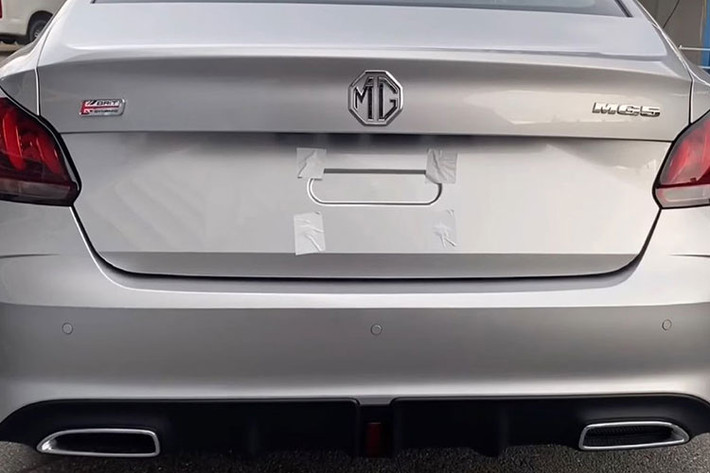 Đuôi xe MG5 2022 STD giá rẻ tương tự bản cao cấp đang mở bán tại Việt Nam với cặp đèn hậu LED tạo hình móng vuốt bắt mắt cùng ống xả kép viền crom khỏe khoắn.