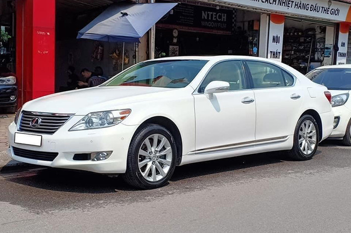 Chiếc xe sang Lexus LS 460L cũ trong bài viết này hiện đang được rao bán trên sàn xe cũ, nó thuộc chủ sở hữu cá nhân tại Hà Nội và là phiên bản 2010. Chiếc xe sang thương hiệu Nhật Bản này có ngoại thất màu trắng, theo quảng cáo của chủ nhân thì nó còn khá nguyên bản.