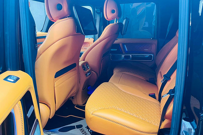Bên trong khoang lái của chiếc SUV hạng sang Brabus 800 Widestar mới về Phú Quốc định cư có nội y bọc da màu cam hết sức nổi bật cùng nhiều chi tiết được ốp carbon. Hàng ghế phía sau có thêm 2 màn hình giải trí lớn được gắn trên tựa đầu phía sau của hàng ghế trước.
