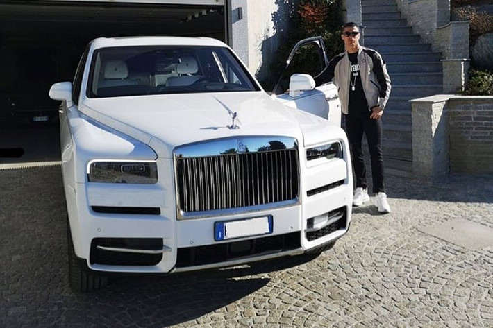 Được biết giá trị của bộ sưu tập siêu xe và xe sang của Cristiano Ronaldo sở hữu khoảng hơn 20 chiếc với giá trị lên đến cả chục triệu đô la. Dự đoán, sau khi đến MU anh sẽ tiếp tục tậu thêm siêu xe mới vào bộ sưu tập của mình.