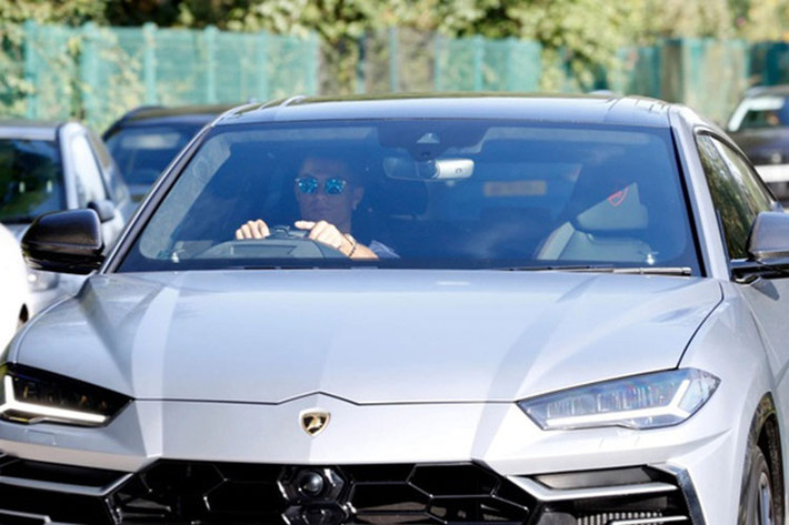 Mới đây, CR7 đã bị bắt gặp lái xe trên đường ở Manchester, London, không phải là những hàng tuyển có giá siêu đắt đỏ như McLaren Senna, Ferrari F12tdf, Bugatti Chiron, Bugatti Veyron 16.4 Grand Sport Vitesse, thay vào đó, Cristiano Ronaldo cầm lái Lamborghini Urus.