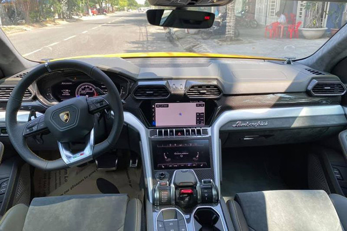Bên trong khoang lái chiếc SUV Lamborghini Urus này sở hữu các chi tiết bọc da màu đen, điểm nhấn có thể kể đến các đường chỉ may màu vàng "tông xuyệt tông" ở ngoại thất. Xe cũng được trang bị nhiều công nghệ giải trí hiện đại nhất như kết nối Apple CarPlay và Android Auto, loa Bang & Olufsen với công suất 1.700 W...