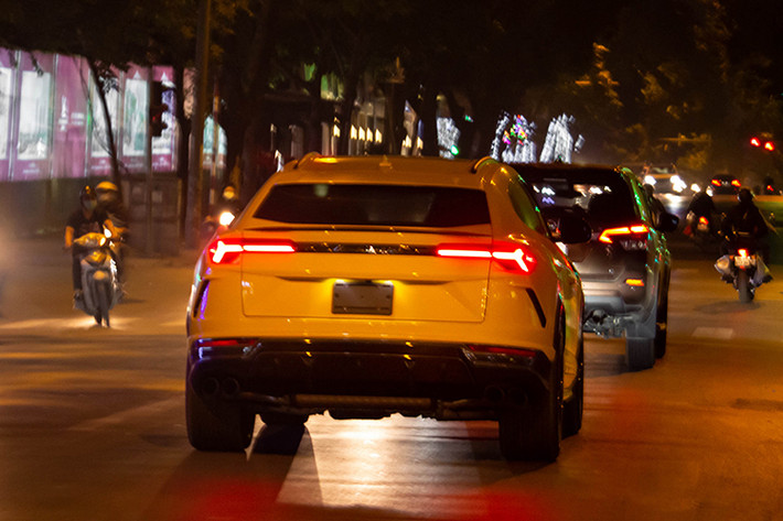 Siêu SUV Lamborghini Urus còn có đến 6 chế độ lái khác nhau được điều khiển thông qua núm mang tên gọi Anima. Trong đó, bên cạnh 3 chế độ lái quen thuộc thường thấy trên các dòng siêu xe Lamborghini như Strada (đường phố), Sport (thể thao) và Corsa (đường đua), siêu SUV Lamborghini Urus còn có thêm 3 chế độ lái khác bao gồm Sabbia (đường cát), Terra (việt dã) và Neve (tuyết).