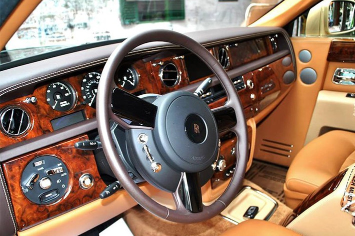 Thông tin từ cơ quan đăng kiểm, xe Rolls Royce Phantom mang biển kiểm soát 14A-388.88 được sản xuất tại Anh năm 2011, đăng ký lần đầu tại Việt Nam ngày 7/11/2011 và đăng kiểm lần cuối ngày 24/6/2019, xe sẽ hết hạn kiểm định vào ngày 23/6/2020. Trước khi mang biển Quảng Ninh 14A - 388.88, chiếc xe này đã từng mang các biển số 43A - 034.56 và 51G - 066.66.