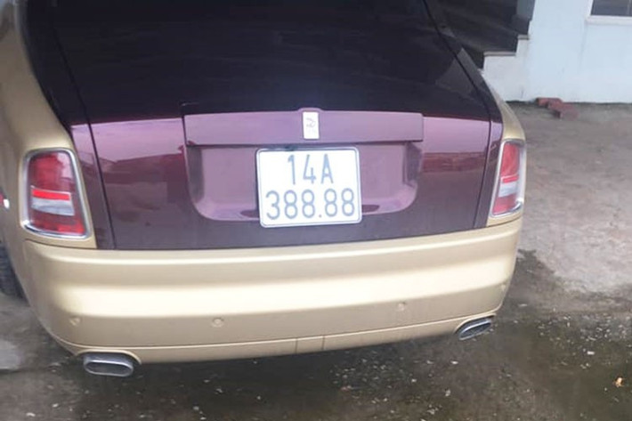 Phần đầu xe là biểu tượng Spirit of Ecstasy của Phantom cũng được mạ vàng và có thể ẩn xuống dưới. Ngoài biển số siêu đẹp và ngoại thất sơn hai tông màu là vàng cát đi kèm với nắp capô, trần và cốp sau xe hoàn thành với màu đỏ mận, chiếc xe siêu sang Rolls-Royce Phantom này còn có những tuỳ chọn đắt giá như bộ vành 7 chấu với điểm nhấn là nắp chụp la-zăng sơn sẹc tông...
