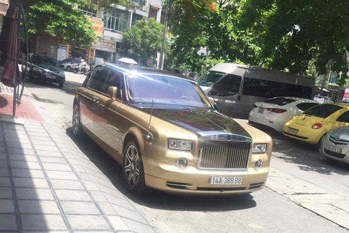 Tuy nhiên, với chiếc xe màu độc nhất Việt Nam từng định cư ở Đà Nẵng này, chắc chắn nó sẽ có giá trị hơn nhiều, đặc biệt là việc mới được đại gia Quảng Ninh trang bị thêm biển "phát - 8888". Nếu đúng thật chiếc Rolls-Royce Phantom mạ vàng gặp nạn, sau vụ cháy này, chủ xe sẽ phải mất khá nhiều tiền để phục hồi lại nó về nguyên bản.