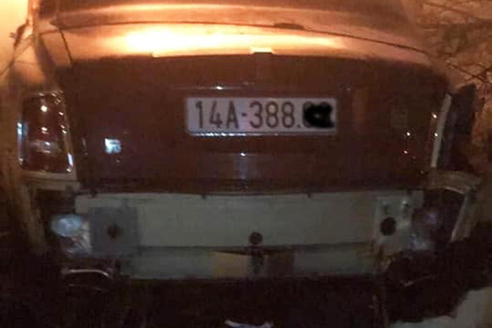 Những hình ảnh cho thấy chiếc xe Rolls-Royce Phantom bị cháy này mang biển số 14 - Quảng Ninh và dãy số phía sau được đồn đoán là "tứ quý 8". Những chi tiết của xe siêu sang này cũng khá trùng hợp với Rolls-Royce Phantom mạ vàng của đại gia Quảng Ninh tậu năm 2019.