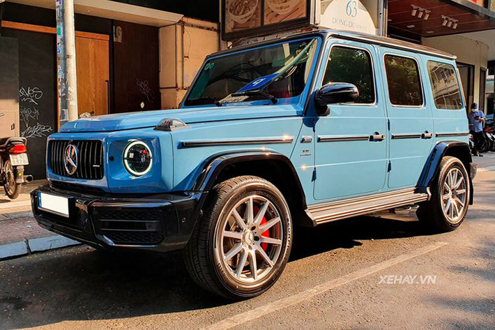 Được nhập khẩu chính hãng về Việt Nam vào đầu năm 2021 vừa qua, chiếc SUV Mercedes-AMG G63 2021 mới với màu sơn xanh China Blue của doanh nhân Nguyễn Quốc Cường (Cường Đô la) đã chính thức lăn bánh tại Việt Nam, và mới đây nhất nó được chủ nhân cho đi tắm nắng trên đường phố Sài Gòn.