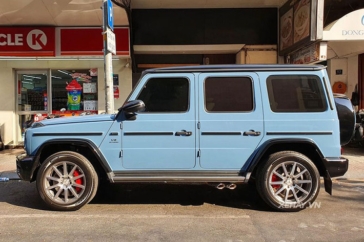 Được biết Mercedes-AMG G63 của Cường Đô la được đặt mua từ một đại lý Mercedes-Benz chính hãng ở Đà Nẵng, xe có ngoại thất màu xanh với tên gọi China Blue độc nhất tại Việt Nam. Đi kèm với đó còn là tuỳ chọn gói AMG Night package thể thao.