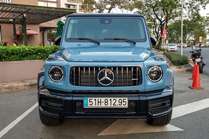 Màu sơn xanh China Blue trên siêu phẩm Mercedes-AMG G63 của đại gia siêu xe Cường Đô la có tên đầy đủ là G manufaktur China Blue non-metallic. Màu sơn này được thương hiệu "Ngôi sao ba cánh" ra mắt hồi tháng 7/2020 cùng 2 màu sơn đặc biệt khác là Classic Grey và Deep Green nhằm tri ân mẫu xe khởi nguồn của dòng G-Class, mẫu Geländewagen đời 1979.