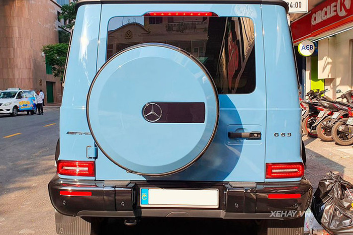 Siêu phẩm Mercedes-AMG G63 thế hệ mới của Cường Đô la thuộc phiên bản mới nhất có mặt tại Việt Nam với một số thay đổi tích cực. Điểm dễ nhận biết nhất của phiên bản này so với"người tiền nhiệm" là phần đèn pha được tái thiết kế, sử dụng công nghệ LED cùng thanh cản va trước được tinh chỉnh, hốc gió thể thao hơn và lưới tản nhiệt sửa đổi.