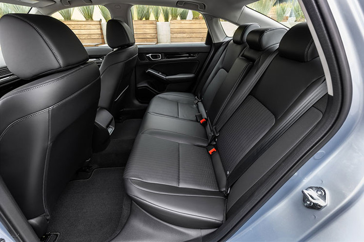 Ngoài ra, Honda Civic 2022 còn được trang bị gói an toàn chủ động Honda Sensing được cải tiến nhờ một camera mới cung cấp tầm nhìn rộng hơn trước. Cùng với phần mềm tốt hơn, hệ thống giờ đây có thể xác định người đi bộ, người đi xe đạp và các phương tiện khác nhanh hơn. Hệ thống kiểm soát hành trình thích ứng cũng đã được cải thiện phản ứng nhanh hơn, tự nhiên hơn và mượt mà hơn.