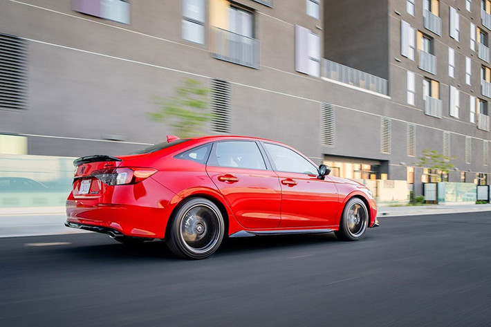 Về thiết kế của Honda Civic Thế hệ mới, mặt trước của xe nổi bật với lưới tản nhiệt Solid Wing Face (Đôi cánh vững chãi) đặc trưng của thương hiệu xe Nhật nhưng được thiết lại mỏng hơn nhiều so với bản tiền nhiệm. Đèn pha hiện có kiểu dáng đẹp hơn và nhỏ hơn so với phiên bản tiền nhiệm, tích hợp dải đèn LED ban ngày hình chữ L sắc nét. Cản trước của Civic mới có thiết kế hình thang ngược đi cùng 2 hốc đèn sương mù lớn giúp chiếc xe trông khỏe khoắn hơn.