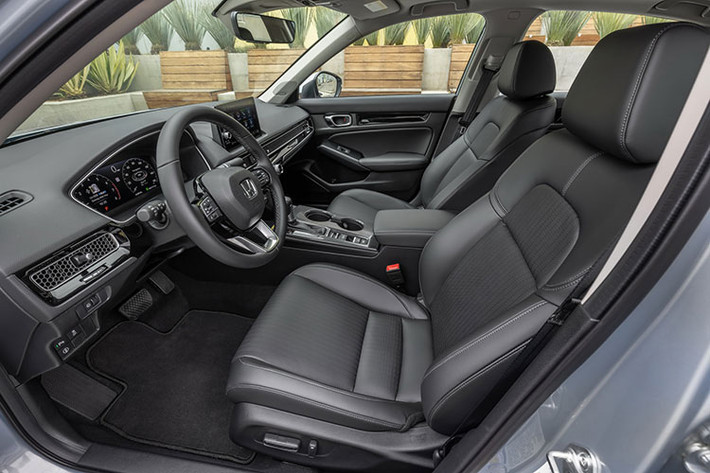 Honda Civic 2022 còn giới thiệu một túi khí đầu tiên trên thế giới được thiết kế để giảm chấn thương não bằng cách kiểm soát chuyển động của đầu tốt hơn trong một số loại va chạm. Túi khí bên người lái hình bánh donut sẽ nâng đỡ đầu khi gặp tai nạn, trong khi túi khí 3 bên hành khách mở ra giống như một cuốn sách.