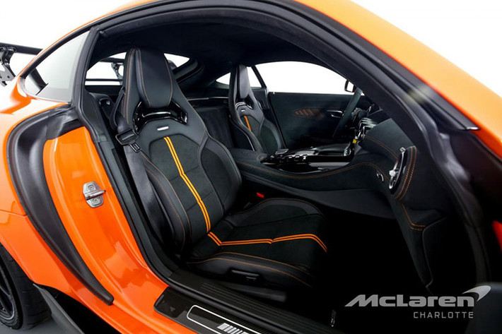 Mercedes-AMG GT Black Series vẫn sở hữu động cơ V8, Biturbo, dung tích 4.0 lít bơm ra công suất tối đa lên đến 720 mã lực, cao hơn 143 mã lực so với phiên bản Mercedes-AMG GT R. Mô-men xoắn cực đại trên siêu xe Mercedes-AMG GT Black Series tăng thêm 100 Nm lên mức 800 Nm.