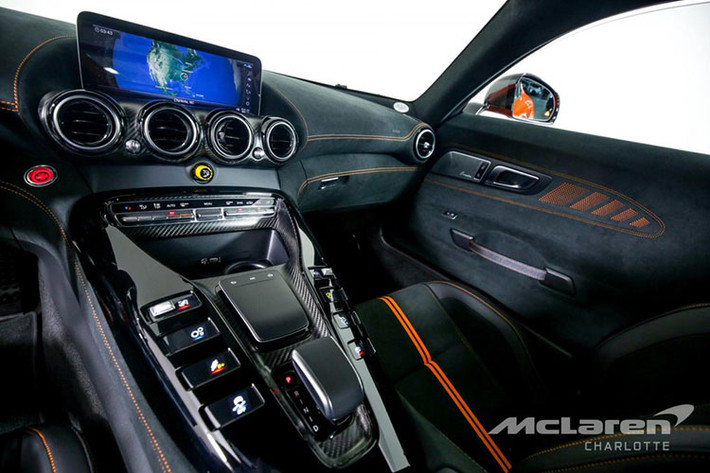 Chiếc siêu xe Mercedes-AMG GT Black Series "nhá hàng" đại gia Việt có ngoại thất sơn màu đỏ AMG Magma Beam siêu đắt đỏ với giá thành lên đến 9.900 đô la (tương đương 225 triệu đồng). Ngoài ra ngoại thất của xe còn có hàng tá chi tiết carbon tạo điểm nhấn cũng như giúp trọng lượng xe giảm cân đáng kể.