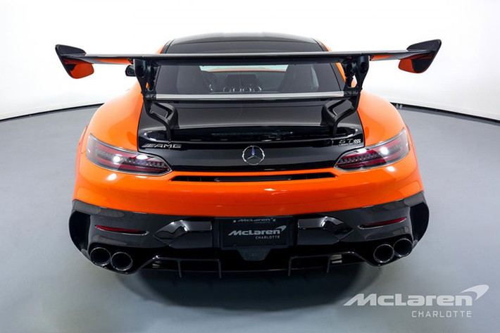 Chiếc siêu xe Mercedes-AMG GT Black Series này được 1 đại lý xe có tiếng ở Bắc Carolina, Mỹ chào bán với số đồng hồ công tơ mét của xe đã đi được 49 miles, tương đương 79 km, nên gần như chiếc Mercedes-AMG GT Black Series thuộc diện xe mới toanh.
