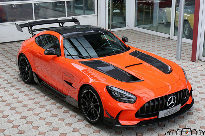 Với mức giá rao bán tới 18 tỷ đồng khi về Việt Nam, Mercedes-AMG GT Black Series này sẽ phải gặp được một đại gia thực sự yêu thích dòng xe thể thao hạng sang cua thương hiêu "ngôi sao 3 cánh", bởi bỏ ra số tiền này họ có thể tậu được siêu xe như Lamborghini, Ferrari hay McLaren đã qua sử dụng trên thị trường Việt.