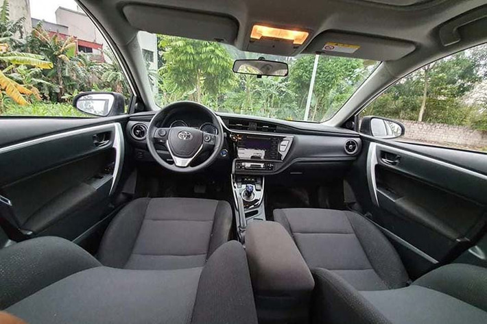 Không gian nội thất của Toyota Corolla Hybrid phiên bản nâng cấp này được đánh giá yên tĩnh hơn trước nhờ vật liệu cách âm mới. Bên trong xe còn có màn hình màu TFT 4,2 inch mới, bảng táp-lô uốn lượn hơn và các chất liệu nội thất mềm mại khi sờ tay vào.