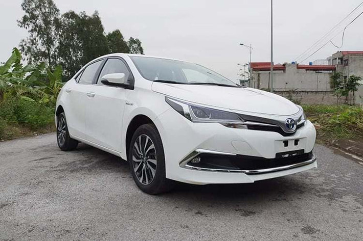 Chiếc xe Toyota Corolla Hybrid 2019 này thuộc thế hệ cũ, không phải là mẫu xe thế hệ mới nhất hiện đang được bán tại Thái Lan. Nhiều khả năng phiên bản này có xuất xứ từ Trung Quốc, nơi duy nhất bán ra phiên bản này ở Châu Á, như vậy xe sẽ được nhập khẩu qua Lào rồi về Việt Nam.