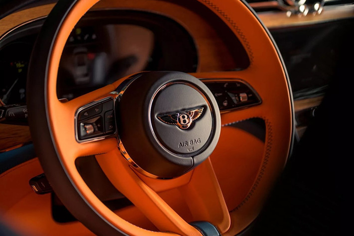 Do bản thân phần trước câu đã mang ý nghĩa chiếc Bentley dành cho nhà Peck, chính vì vậy việc có thêm hậu tố 's sở hữu cách là thừa thãi. Mặc dù vậy theo Bentley, bảng tên này được viết đúng "như khách hàng yêu cầu”.