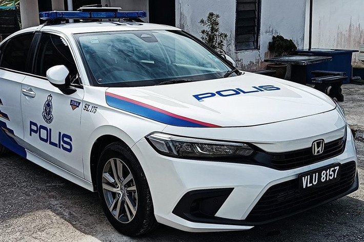 Honda Civic được phân phối tại Malaysia với 4 phiên bản 1.5L E, 1.5L V, 1.5L RS và e:HEV 2.0L RS, đi kèm mức giá dao động từ 27.600 USD đến 35.200 USD. Tại Việt Nam, Honda Civic phiên bản RS có mức giá bán từ 870 triệu đồng và phiên bản Type R có giá 2.399 tỷ đồng với số lượng hạn chế.