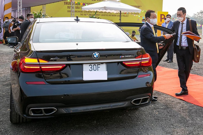 Chiếc BMW M760Li này được xem là độc nhất Việt Nam và mang trên mình khối động cơ V12 dung tích 6,6 lít kết hợp với hộp số tự động 8 cấp, sản sinh công suất tối đa 600 mã lực và mô-men xoắn cực đại 800 Nm.