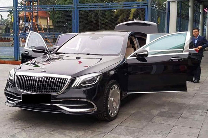 Và cuối cùng là chiếc xe siêu sang Mercedes-Maybach S650 có giá hơn 17 tỷ đồng của gia đình chồng sắp cưới Hoa hậu Đỗ Mỹ Linh. Xe sở hữu khối động cơ V12 tăng áp kép 6.0L cho ra công suất 630 mã lực và 1.000 Nm. Đi kèm với đó là hộp số tự động 7 cấp 7G-Tronic Plus cùng hệ dẫn động cầu sau.