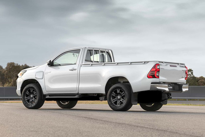 Thông số kỹ thuật của Toyota Hilux 2025 thuần điện chưa được tiết lộ nhưng nhà sản xuất ôtô Nhật Bản trước đó cho biết phạm vi hoạt động chả xe là “khoảng 200 km” mà không nêu rõ chu kỳ thử nghiệm. Nguyên mẫu xe có bộ pin được đặt dưới sàn xe, hệ dẫn động 4x2, thiết lập cabin đơn kết hợp cùng thùng xe có kích thước khá lớn.