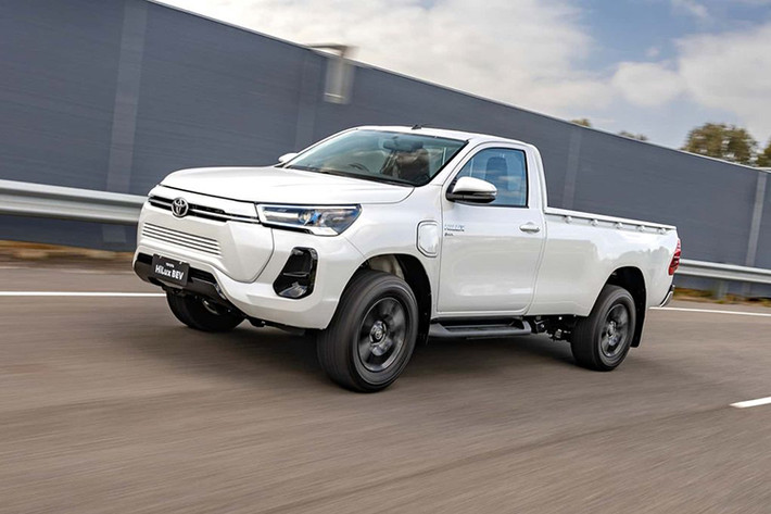 Toyota Hilux thuần điện không phải là mẫu bán tải điện duy nhất của Toyota. Trước đó, nhà sản xuất ôtô Nhật Bản đã gợi ý về một phiên bản chạy điện của Tacoma và thậm chí còn tung ra một mẫu concept vào cuối năm 2021. Sau đó, Toyota đã thông qua Triển lãm ô tô Tokyo 2023 để giới thiệu mẫu concept EPU, một chiếc bán tải điện nhỏ gọn.