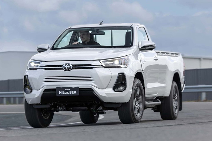 Mẫu xe bán tải Toyota HiLux chạy điện này sẽ được lắp ráp tại Thái Lan, nơi xe bán tải chiếm hơn 50% tổng doanh số bán hàng, nhưng hãng cũng đang xem xét để xuất khẩu Hilux chạy điện sang các thị trường khác.