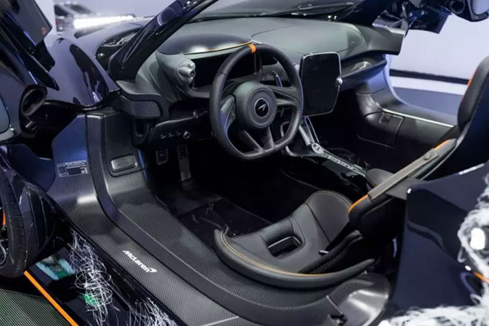 Nếu bạn chê biển số xe McLaren Elva của Minh Nhựa quá bình dân thì nó lại mang ý nghĩa rất lớn với anh, bỏ ra 40 triệu đồng để sở hữu 1 chiếc biển mình mơ ước lại còn đi cặp với biển số Pagani Huayra, tay chơi này quá đẳng cấp.