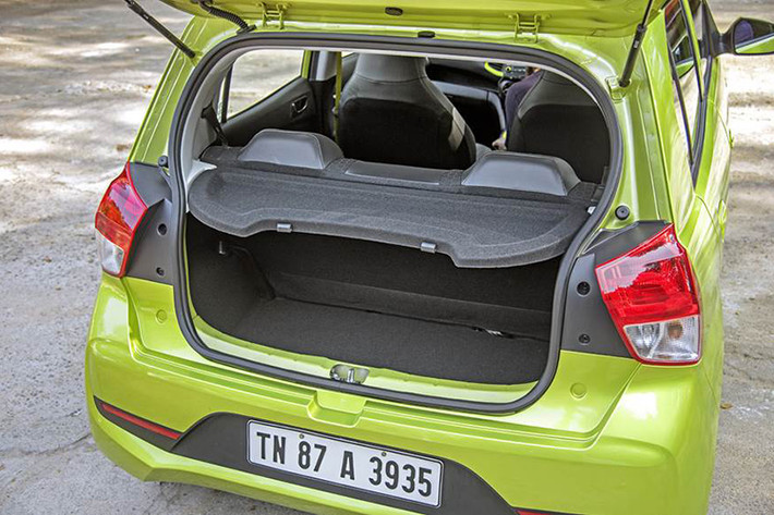 Theo đánh giá của người dùng Ấn Độ, giá bán của Hyundai Santro bản tiêu chuẩn không xứng với những trang bị mà xe mang lại. Bản tiêu chuẩn của mẫu xe này không có điều hòa vốn là một điểm trừ lớn. Những phiên bản cao cấp hơn của Hyundai Santro lại đắt hơn so với Grand i10 trong khi nội thất không rộng bằng và dùng động cơ yếu hơn.