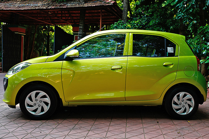 Ra đời vào năm 1998, Santro chính là mẫu xe đưa thương hiệu Hyundai đến với khách hàng Ấn Độ. Mẫu xe đô thị này tiếp tục được sản xuất đến năm 2014 thì bị "khai tử". 4 năm sau, hãng Hyundai đưa Santro trở lại thị trường nhằm thay thế đàn anh Eon. 4 năm tiếp theo, hãng Hyundai lại tiếp tục "khai tử" Santro một lần nữa.