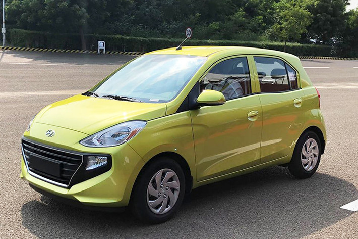 Vào hồi cuối năm 2018, đã từng xuất hiện tin đồn cho rằng mẫu xe Hyundai Santro siêu rẻ chuẩn bị được giới thiệu tại Việt Nam. Tuy nhiên, mãi đến nay, tin đồn này vẫn chưa trở thành sự thực. Có lẽ tin đồn này cũng sẽ chẳng bao giờ được thiện thực hóa vì Hyundai đã quyết định ngừng sản xuất dòng xe Santro tại Ấn Độ.