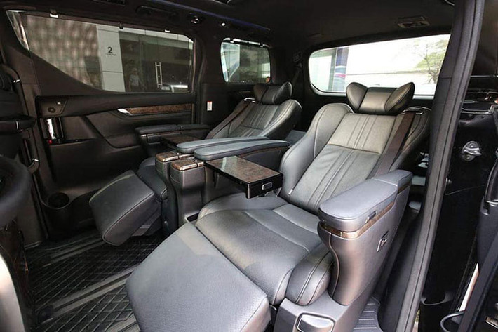 Về công nghệ an toàn và hỗ trợ lái, Toyota Alphard thế hệ mới được trang bị chống bó cứng phanh ABS, cân bằng điện tử, hỗ trợ khởi hành lên dốc, hỗ trợ chuyển làn, cảnh báo điểm mù, cảnh báo phương tiện cắt ngang phía sau, camera lùi, cảm biến hỗ trợ đỗ xe 5 góc và hệ thống 7 túi khí.