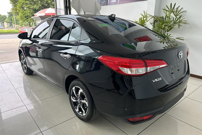 Trong khi đó, chủ xe đang rao bán Toyota Vios giá 565 triệu đồng đi kèm cam kết đầy đủ giấy tờ, bảo hành hãng, không đâm đụng, không ngập nước. Như vậy, ngoài việc bán với giá thấp hơn mức niêm yết, chủ nhân chiếc Vios G 2023 còn mất nguyên tiền ra biển chỉ sau 200 km lăn bánh.