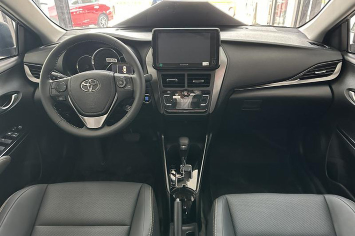 Toyota Vios 2023 là bản nâng cấp mới nhất ở Việt Nam vừa được bổ sung vào tháng 5 năm nay. Xe nhận khá nhiều tinh chỉnh về ngoại hình, đặc biệt là ở khu vực đầu xe. Cụ thể, lưới tản nhiệt hình thang đã bị loại bỏ và thay vào đó là chi tiết nối liền nắp ca-pô và mở rộng sang 2 bên. Cản trước cũng được thiết kế lại và sơn đen, mang đến cái nhìn mới mẻ.