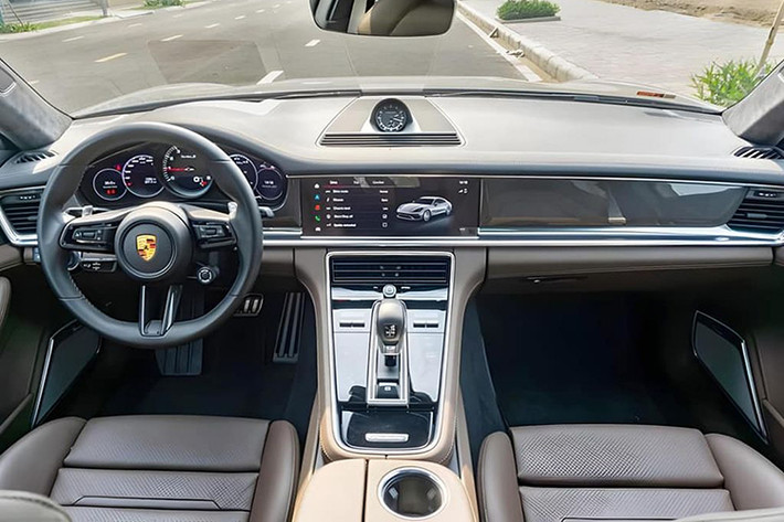 Chiếc Porsche Panamera Turbo S đời 2022 siêu lướt này ngoại trừ phần hốc gió lớn hơn cùng hệ thống ống xả kép hình vuông độc quyền của phiên bản Turbo. Xe được trang bị bộ mâm đa chấu kích thước 21 inch, đi kèm cùm phanh màu vàng nổi bật.