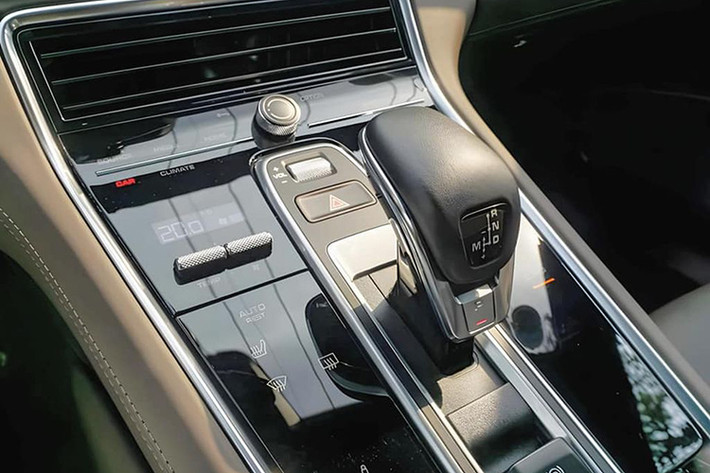 Một số trang bị tiêu chuẩn của xe có thể kể đến như hệ thống âm thanh cao cấp Burmester, cửa sổ trời chỉnh điện 2 hàng ghế, ghế ngồi chỉnh điện,.v.v…