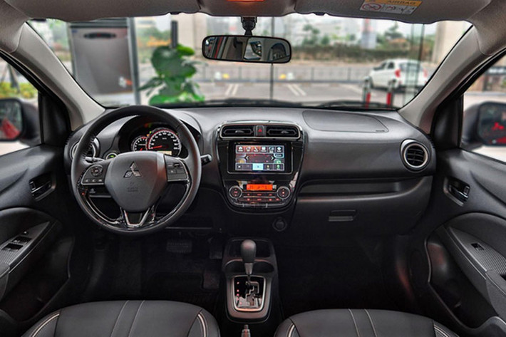 Mitsubishi Attrage 2022 sử dụng động cơ xăng 1.2L (3A92), đạt công suất khoảng 78 mã lực và mô-men xoắn 100 Nm. Trong nội thất, Attrage 2022 được trang bị vô lăng bọc da tích hợp nút điều khiển, cùng màn hình giải trí 7 inch hỗ trợ các kết nối Bluetooth, USB, và Apple CarPlay/Android Auto.