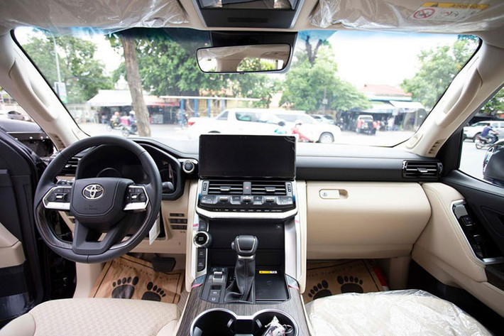 Khoang lái của xe Toyota Land Cruiser 2022 tập trung theo hướng người lái dễ sử dụng nhất bao gồm vô-lăng điều chỉnh điện, màn hình giải trí 12,3 inch có kết nối Apple CarPlay và Android Auto, màn hình kính lái HUD và bảng đồng hồ xe được tăng kích thước lên 7 inch. Xe còn có hệ thống điều hòa tự động 4 vùng với bộ lọc ion, loa JBL và hệ thống xác thực dấu vân tay hay hệ thống Toyota Safety Sense.