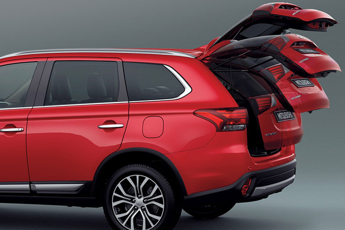 Mitsubishi Outlander 2018 được trang bị đầy đủ những hệ thống an toàn cao cấp như hệ thống cân bằng điện tử ASC, hệ thống phanh an toàn ABS – EBD – BA; hệ thống chống tăng tốc ngoài kiểm soát; hỗ trợ khởi hành ngang dốc, 7 túi khí,…