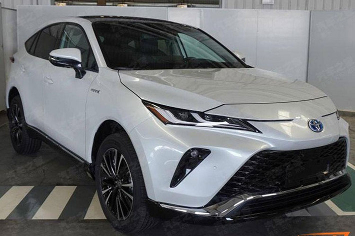 Toyota Venza thế hệ mới đã lần đầu tiên trình làng tại thị trường Nhật Bản vào hồi tháng 4 năm ngoái dưới cái tên Harrier. Đến tháng 5/2020, mẫu crossover cỡ trung này tiếp tục ra mắt thị trường Mỹ sau 5 năm vắng bóng. Mãi tới nay, Toyota Venza 2022 mới rục rịch ra mắt thị trường ôtô lớn nhất thế giới là Trung Quốc.