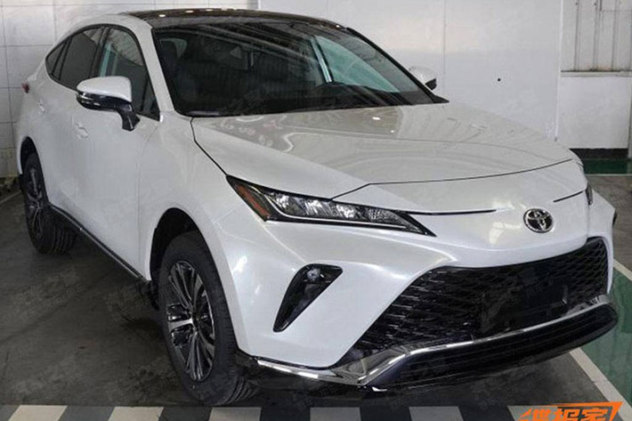 Hiện giá xe Toyota Venza 2022 ở Trung Quốc vẫn chưa được hé lộ nhưng dự kiến sẽ dao động trong khoảng từ 220.000 - 300.000 Nhân dân tệ (tương đương 774 triệu đến 1,05 tỷ đồng). Xe sẽ chính thức trình làng trong triển lãm Ô tô Quảng Châu 2021 diễn ra vào cuối năm nay.